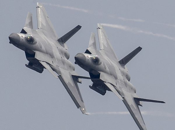 軍事震撼，20架轟炸機(jī)傾瀉240枚導(dǎo)彈的力量展示，軍事震撼，20架轟炸機(jī)傾瀉導(dǎo)彈力量展示日