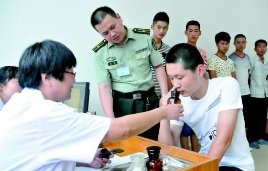 男兵體檢的尷尬圖，理解與尊重的重要性，男兵體檢中的尊重與理解的必要性，尷尬瞬間的思考