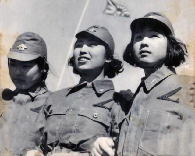 中國(guó)女兵敬禮圖片，展現(xiàn)力量與榮耀的象征，中國(guó)女兵敬禮，力量與榮耀的展現(xiàn)