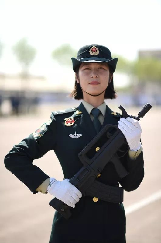 國慶閱兵最美女兵，榮光背后的堅韌與毅力
