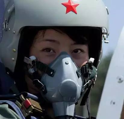 揭秘殲-10女飛行員犧牲真相，英雄背后的故事令人動容，揭秘殲-10女飛行員犧牲真相，英雄背后的感人故事