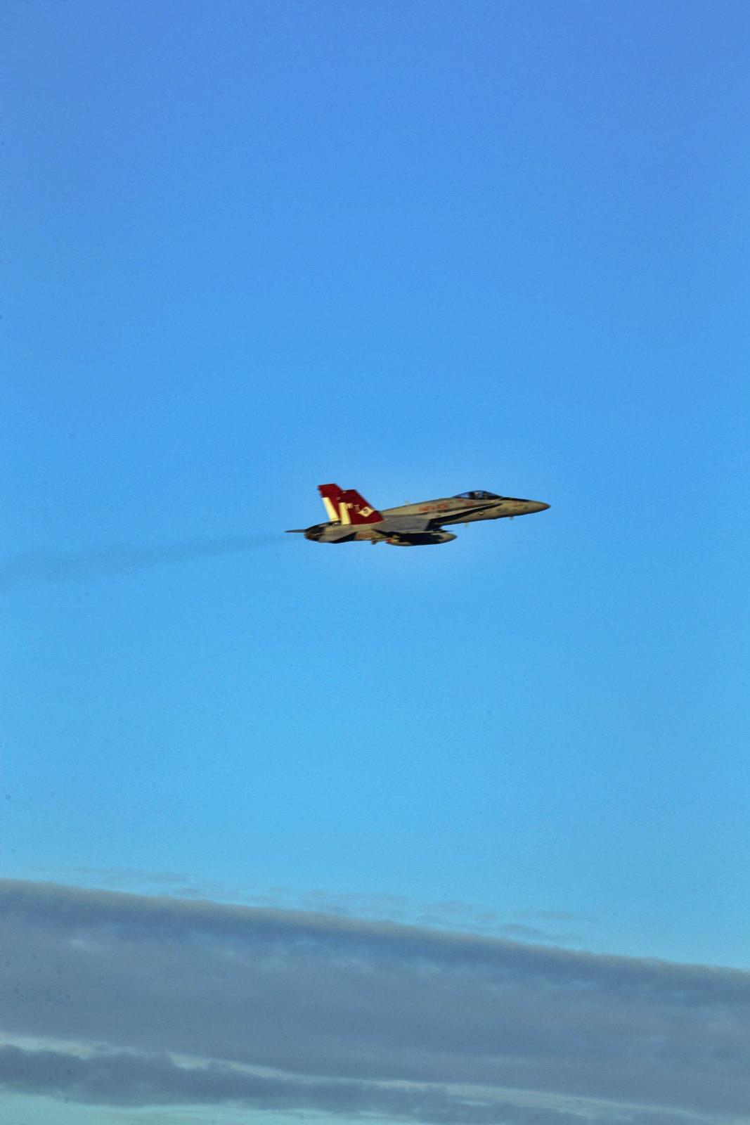 揭秘F-18戰(zhàn)斗機(jī)的卓越性能與傳奇歷程，F(xiàn)-18戰(zhàn)斗機(jī)的卓越性能與傳奇歷程揭秘