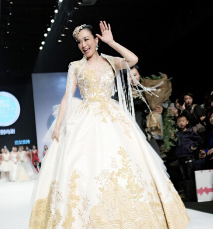 明星走秀曝光名場面，時尚潮流的盛宴，明星時尚盛宴，名場面走秀與潮流盛宴的璀璨風采