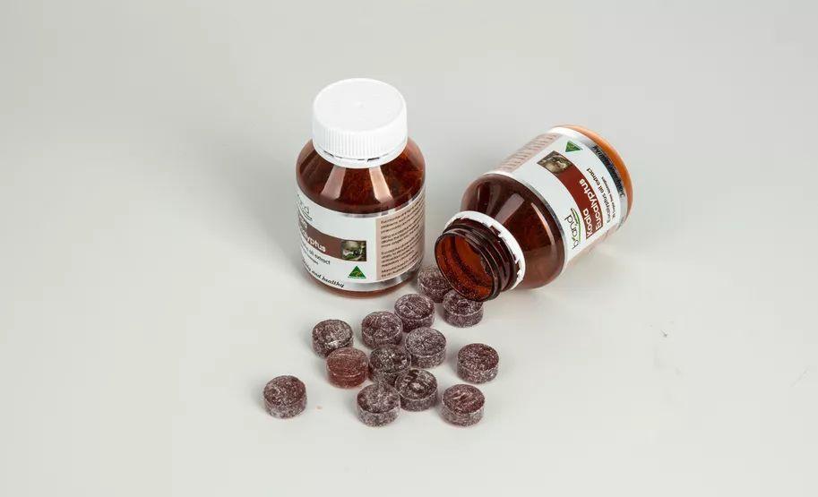 感覺喉嚨壁上粘了東西，原因、處理方法與預(yù)防建議，喉嚨不適解析，粘物感、成因、應(yīng)對及預(yù)防建議