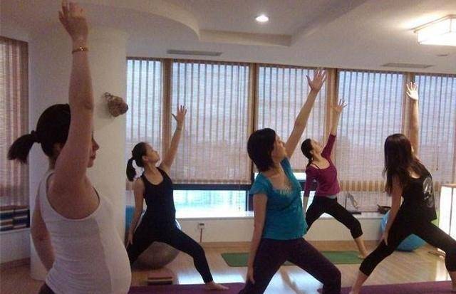 關(guān)曉彤十個(gè)月懷孕照片，熱議背后的真相探索，關(guān)曉彤懷孕熱議背后的真相探索，十個(gè)月孕期照片揭秘